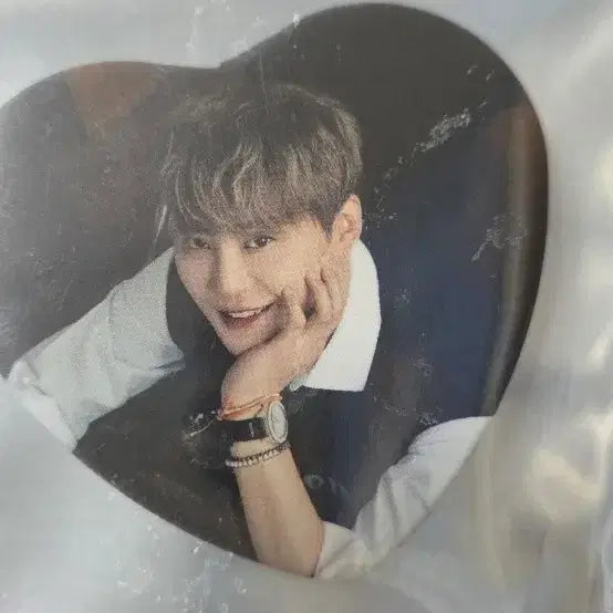 [BUNJANG] Xia Junsu Weverse Pin Badge (Sealed) / 위버스 김준수 핀뱃지 미개봉