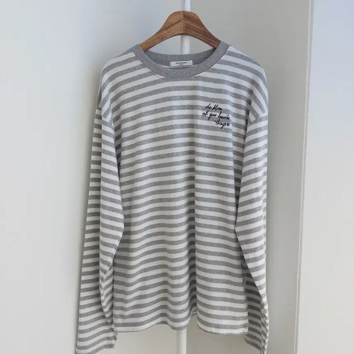 [BUNJANG] Embroidered Lettering Striped T-Shirt - Light Grey / 교신안함)연그레이 자수 레터링 스트라이프 티셔츠