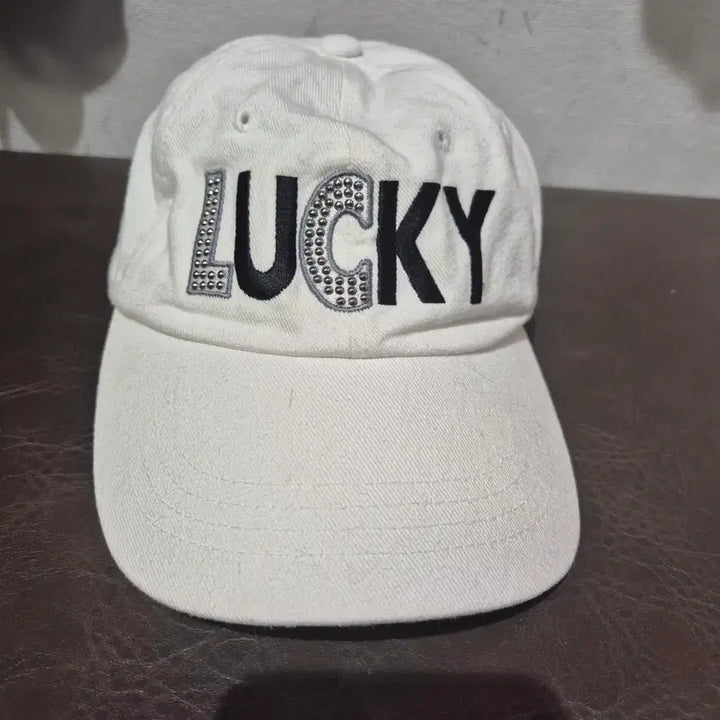 [BUNJANG] White LUCKY Baseball Cap / 화이트 LUCKY 볼캡 모자