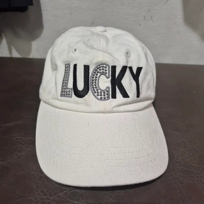 [BUNJANG] White LUCKY Baseball Cap / 화이트 LUCKY 볼캡 모자
