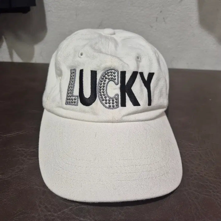 [BUNJANG] White LUCKY Baseball Cap / 화이트 LUCKY 볼캡 모자