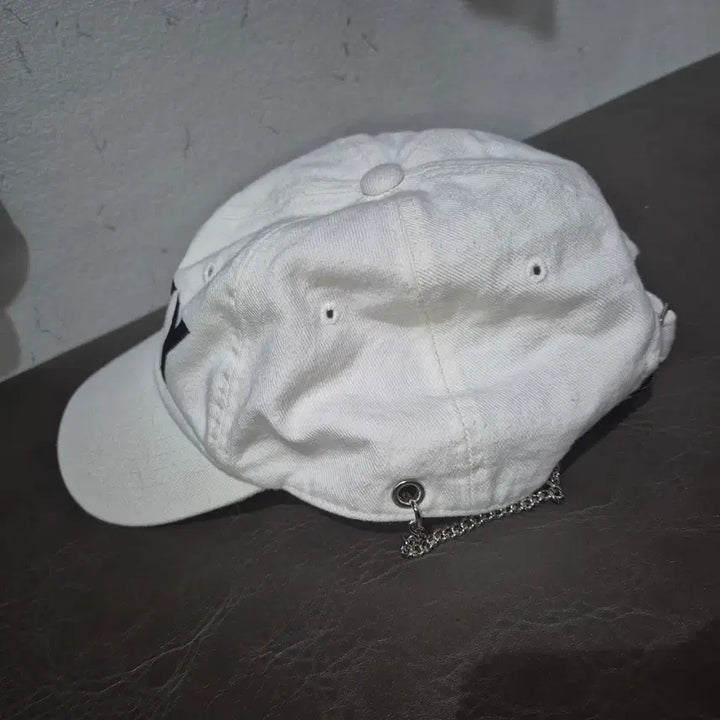 [BUNJANG] White LUCKY Baseball Cap / 화이트 LUCKY 볼캡 모자