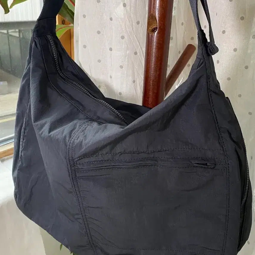[BUNJANG] COS Nylon Slouchy Messenger Bag Navy / COS 코스 나일론 슬라우치 메신저백 네이비