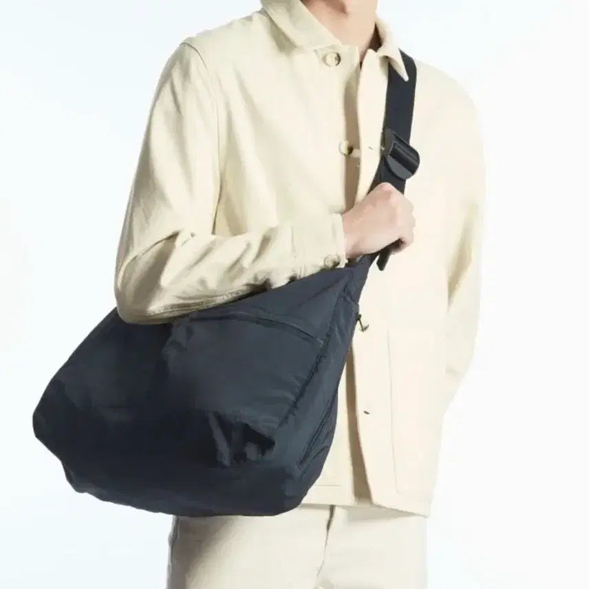 [BUNJANG] COS Nylon Slouchy Messenger Bag Navy / COS 코스 나일론 슬라우치 메신저백 네이비