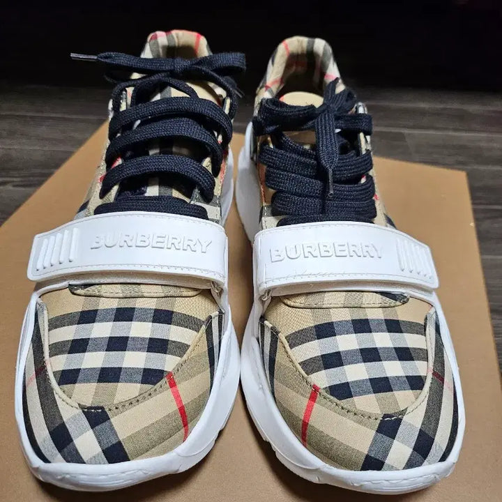 [BUNJANG] Burberry Regis Low Top Sneakers Archive Beige Size 41 / 버버리 레지스 로우탑 스니커즈 8046826 풀박스