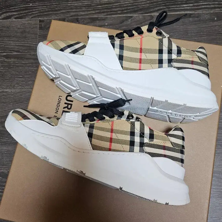 [BUNJANG] Burberry Regis Low Top Sneakers Archive Beige Size 41 / 버버리 레지스 로우탑 스니커즈 8046826 풀박스