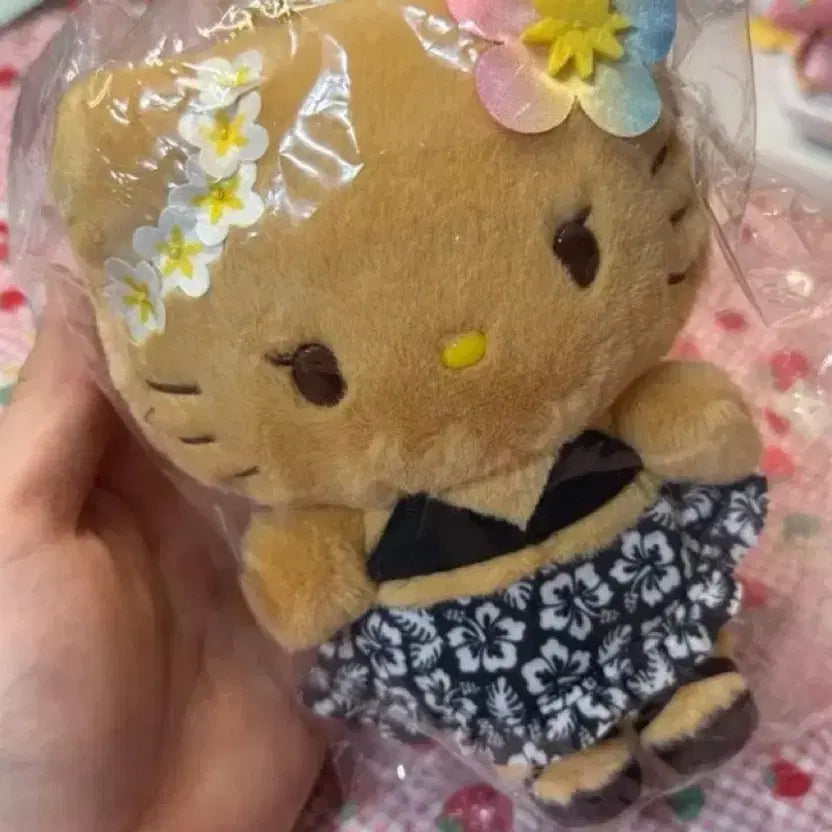 [BUNJANG] Sanrio Hello Kitty Tokonatsu Vacation Tanning Kitty Mascot Keychain / 산리오 헬로키티 토코나츠 베케이션 태닝키티 마스코트키링