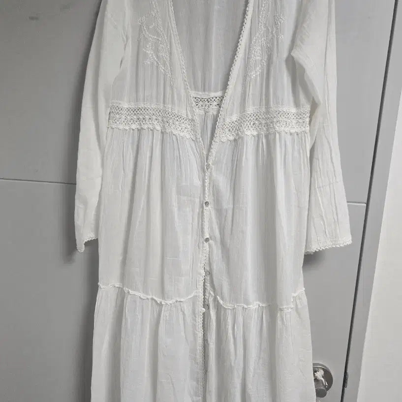 [BUNJANG] White Embroidered Eyelet Long Robe Dress / 화이트 자수 아일렛 롱 로브 원피스