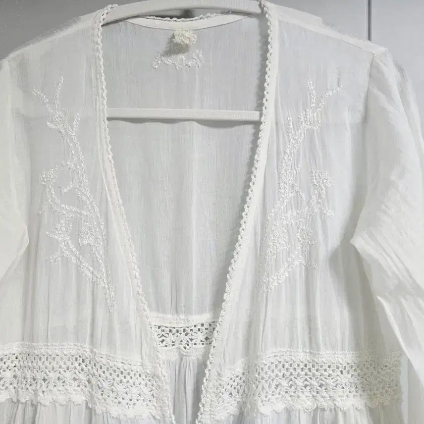 [BUNJANG] White Embroidered Eyelet Long Robe Dress / 화이트 자수 아일렛 롱 로브 원피스