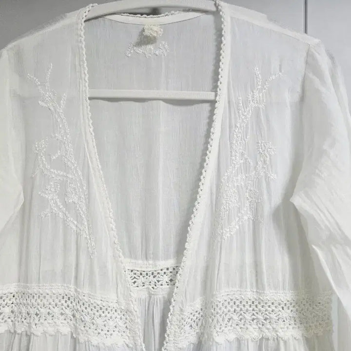 [BUNJANG] White Embroidered Eyelet Long Robe Dress / 화이트 자수 아일렛 롱 로브 원피스