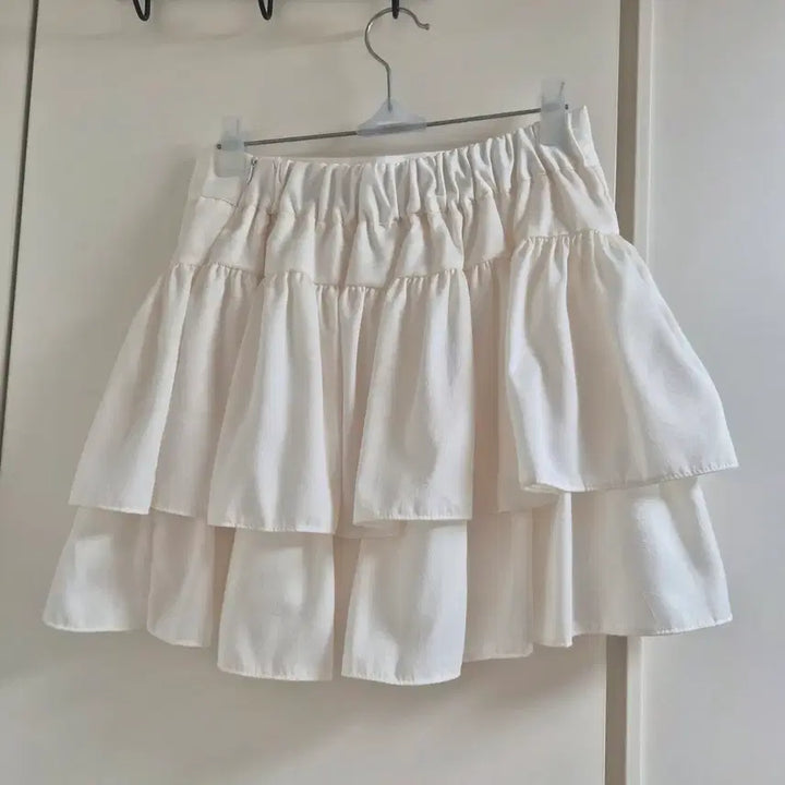 [BUNJANG] CRISH CRUSH Satin Ruffle Mini Skirt White / 크리시크 캉캉 미니스커트 화이트