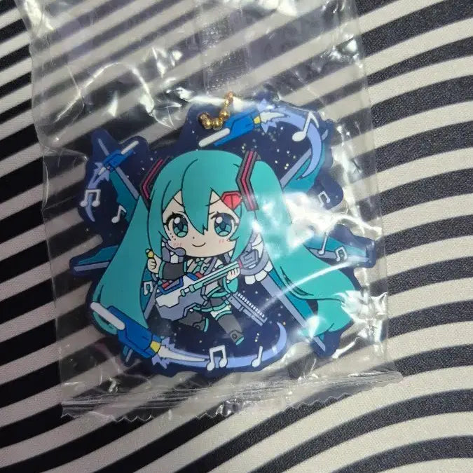 [BUNJANG] Hatsune Miku x Gundam Freedom Collaboration Rubber Keychain / 미쿠 건담 러버키링 (프리덤)