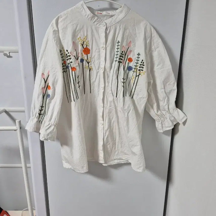 [BUNJANG] Floral Embroidered Blouse Shirt / 꽃 자수 블라우스 셔츠