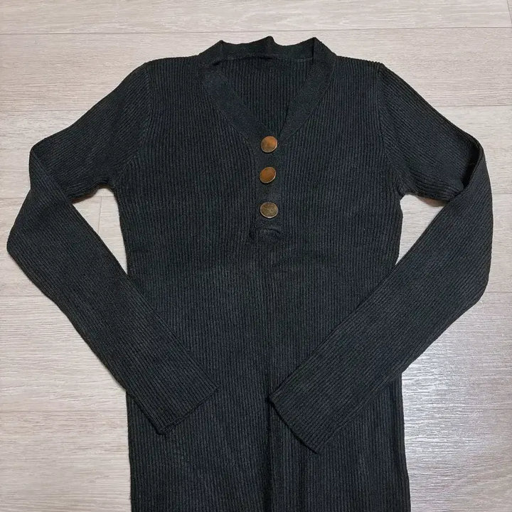 [BUNJANG] Gold Button Black Ribbed Knit Top / 골드 버튼 블랙 골지 니트