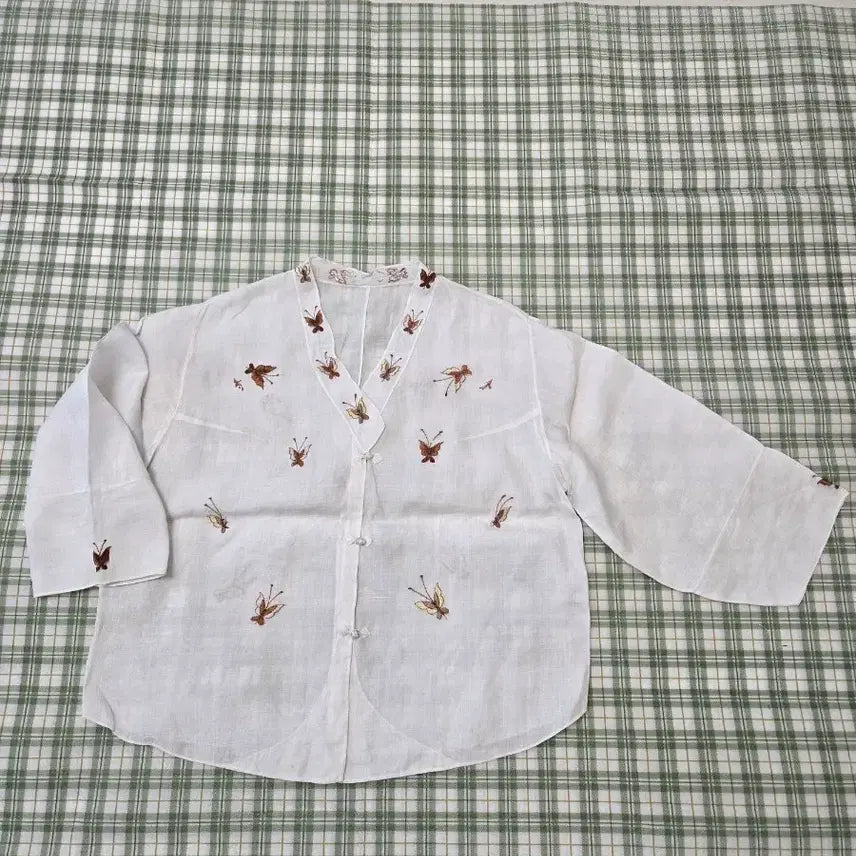 [BUNJANG] White Linen Modified Hanbok Jacket with Embroidered Butterflies / 3ㅡ모시 나비자수 개량저고리 ㅡ77