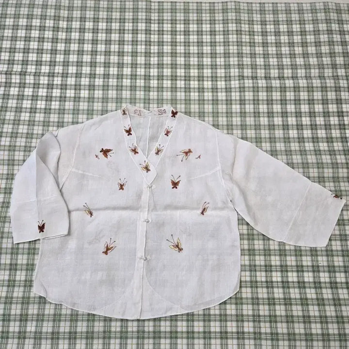 [BUNJANG] White Linen Modified Hanbok Jacket with Embroidered Butterflies / 3ㅡ모시 나비자수 개량저고리 ㅡ77