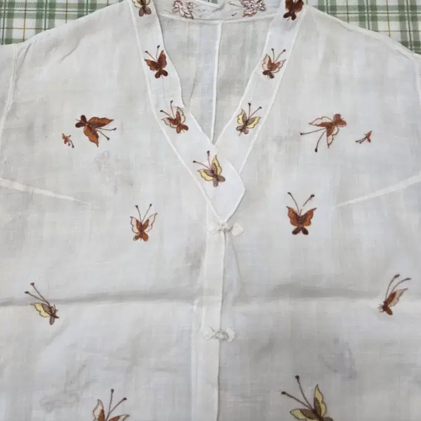 [BUNJANG] White Linen Modified Hanbok Jacket with Embroidered Butterflies / 3ㅡ모시 나비자수 개량저고리 ㅡ77