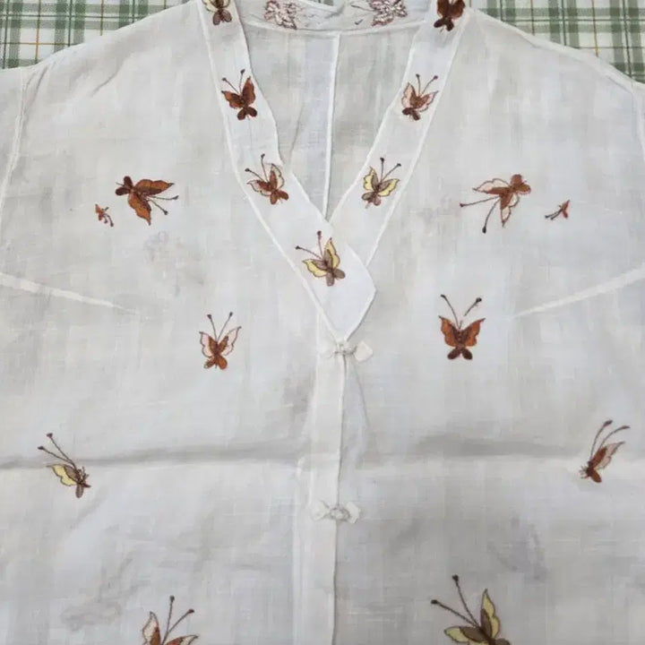 [BUNJANG] White Linen Modified Hanbok Jacket with Embroidered Butterflies / 3ㅡ모시 나비자수 개량저고리 ㅡ77