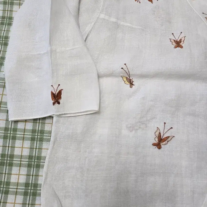 [BUNJANG] White Linen Modified Hanbok Jacket with Embroidered Butterflies / 3ㅡ모시 나비자수 개량저고리 ㅡ77