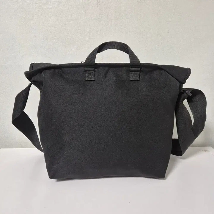 [BUNJANG] Carhartt Black Messenger Bag / 칼하트 블랙 메신저백 가방