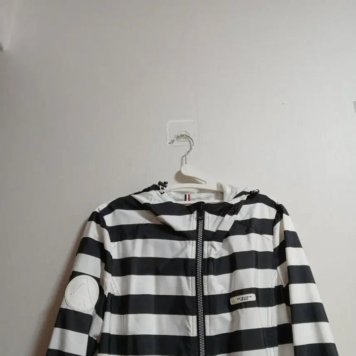 [BUNJANG] VV OLIVIA Striped Windbreaker Jumper / VV OLIVIA 스트라이프 바람막이