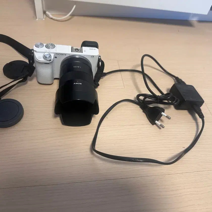 [BUNJANG] Sony A6000 Mirrorless Camera with Carl Zeiss 24mm f/1.8 SEL24F18Z Lens Bundle / 소니 SONY A6000 + 칼짜이즈 24mm 단렌즈 SEL24F18Z