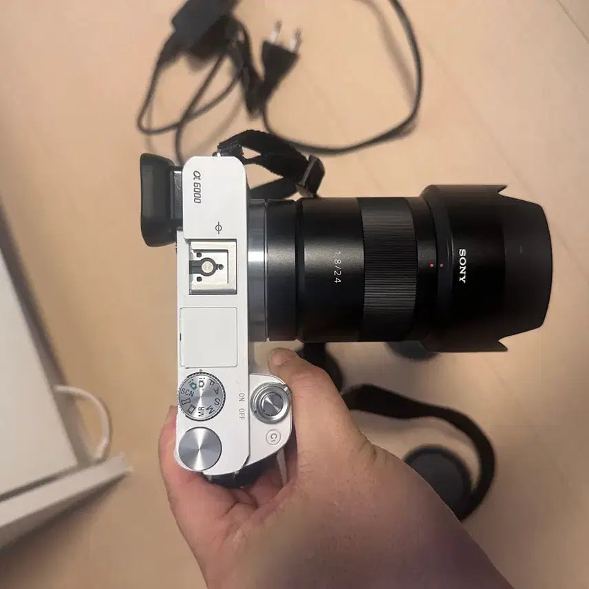 [BUNJANG] Sony A6000 Mirrorless Camera with Carl Zeiss 24mm f/1.8 SEL24F18Z Lens Bundle / 소니 SONY A6000 + 칼짜이즈 24mm 단렌즈 SEL24F18Z