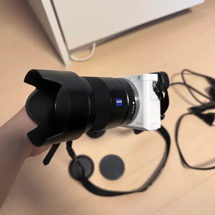 [BUNJANG] Sony A6000 Mirrorless Camera with Carl Zeiss 24mm f/1.8 SEL24F18Z Lens Bundle / 소니 SONY A6000 + 칼짜이즈 24mm 단렌즈 SEL24F18Z