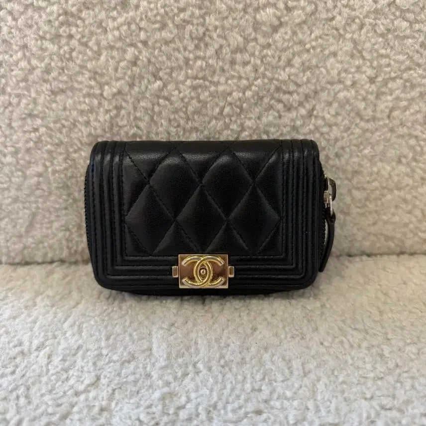 [BUNJANG] Chanel Boy Card Holder Black Lambskin Gold Logo / 샤넬 보이 카드지갑 블랙 램스킨 금장 로고