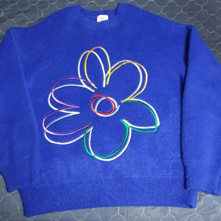 [BUNJANG] OWN Flower Embroidered Brushed Heavy Knit Blue / OWN 플라워 자수 브러쉬드 헤비 니트 블루 (F)