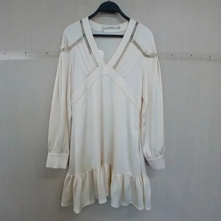 [BUNJANG] Ivory V-Neck Midi Dress with Frill Detail / 아이보리색 브이넥 미디 원피스 프릴