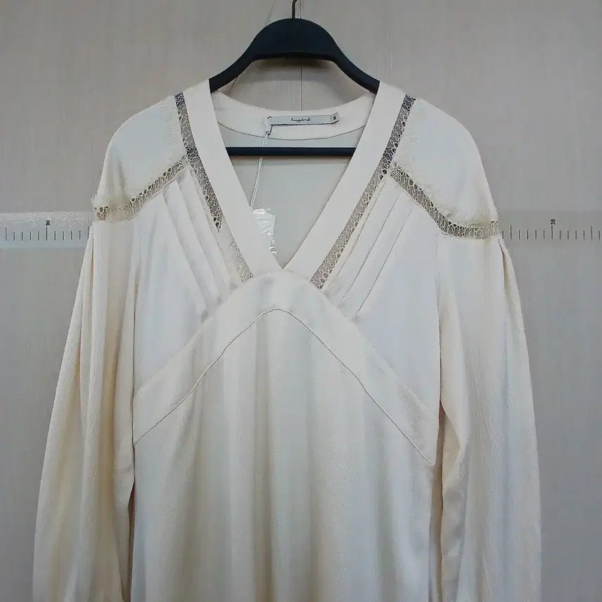 [BUNJANG] Ivory V-Neck Midi Dress with Frill Detail / 아이보리색 브이넥 미디 원피스 프릴