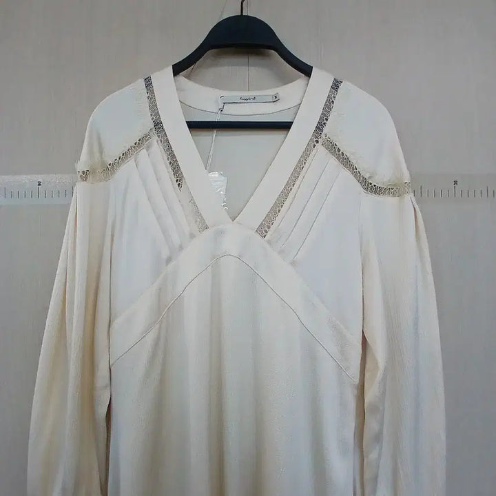 [BUNJANG] Ivory V-Neck Midi Dress with Frill Detail / 아이보리색 브이넥 미디 원피스 프릴