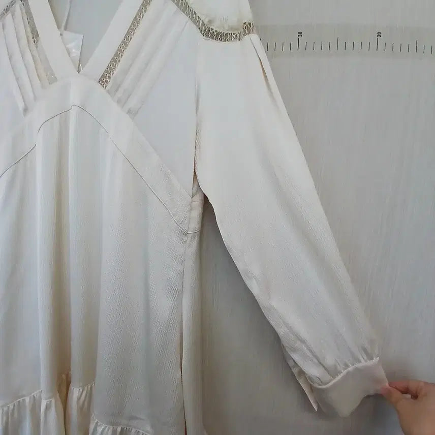 [BUNJANG] Ivory V-Neck Midi Dress with Frill Detail / 아이보리색 브이넥 미디 원피스 프릴
