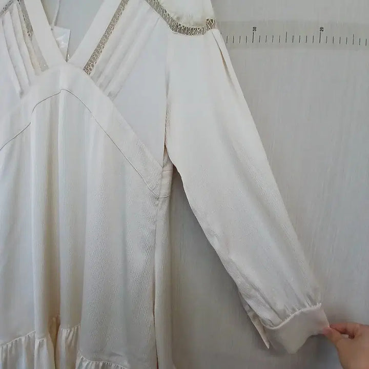 [BUNJANG] Ivory V-Neck Midi Dress with Frill Detail / 아이보리색 브이넥 미디 원피스 프릴