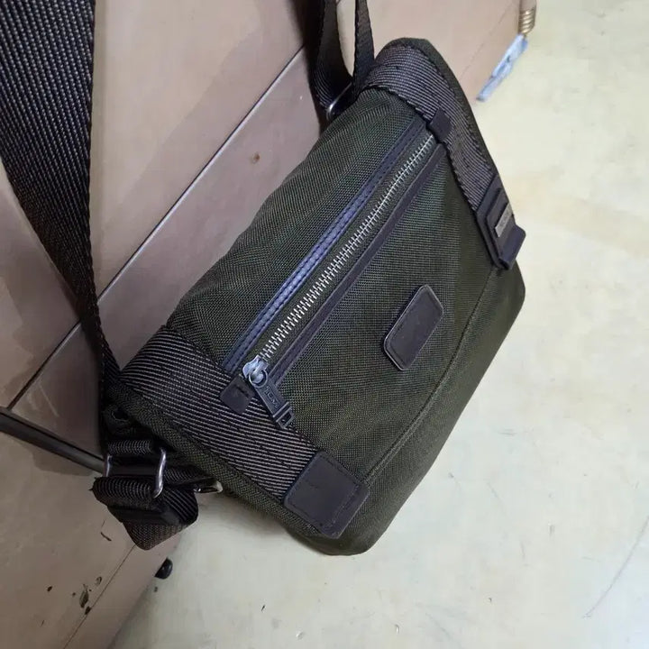[BUNJANG] Tumi Alpha Bravo Mini Messenger Bag / 투미 정품 알파브라보 메신저백