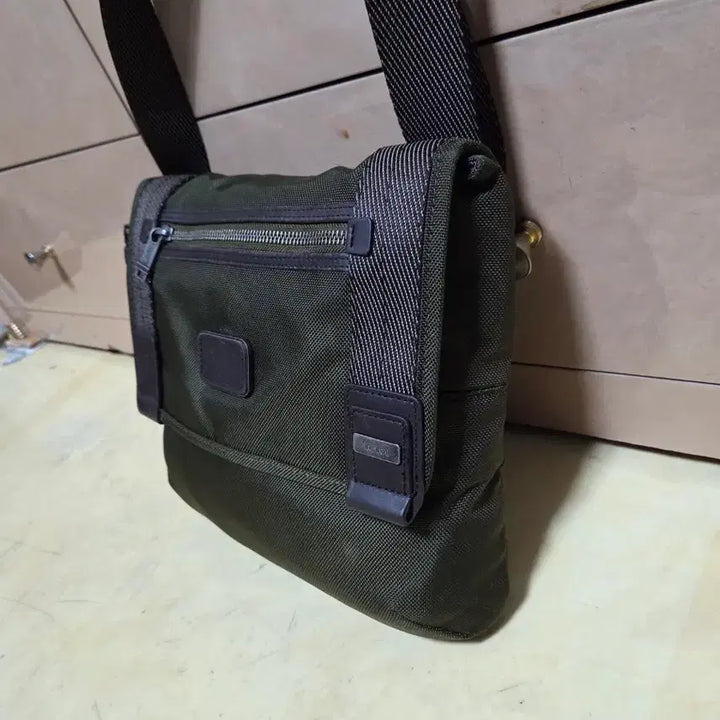 [BUNJANG] Tumi Alpha Bravo Mini Messenger Bag / 투미 정품 알파브라보 메신저백