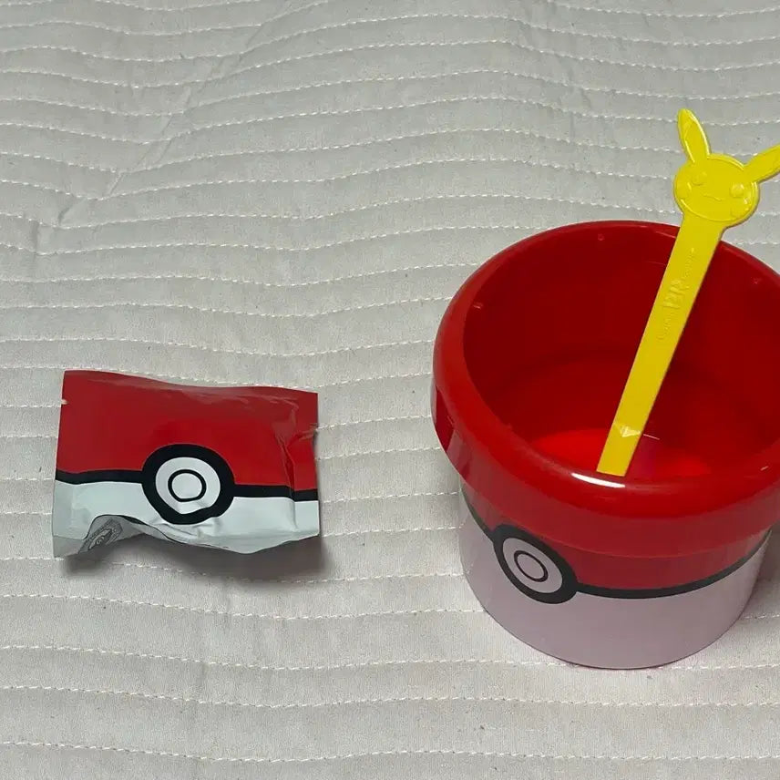 [BUNJANG] Baskin Robbins Pokemon Play Cup &amp; Keychain Set (Unused, Random Keychain) / 배스킨라빈스 포켓몬 키링, 플레이컵 랜덤 (미사용)