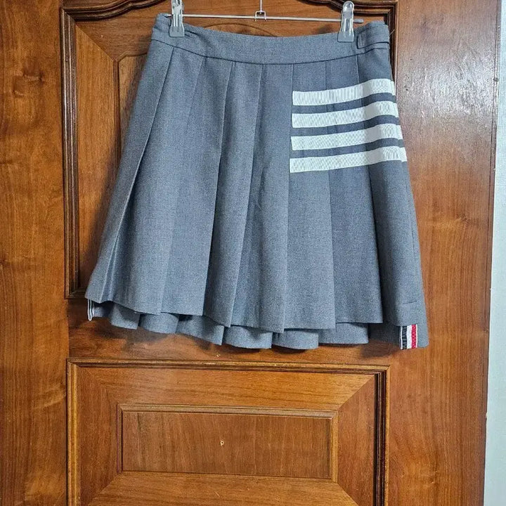 [BUNJANG] Gray Pleated Midi Skirt with White Stripe Detail / 회색 플리츠 스커트