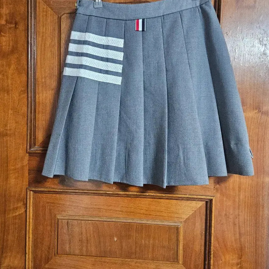 [BUNJANG] Gray Pleated Midi Skirt with White Stripe Detail / 회색 플리츠 스커트