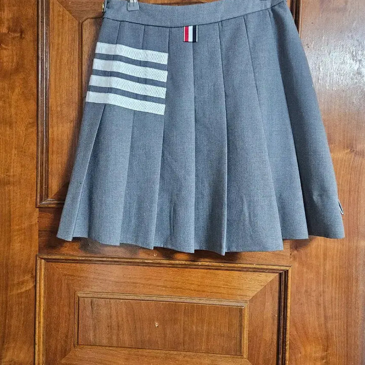 [BUNJANG] Gray Pleated Midi Skirt with White Stripe Detail / 회색 플리츠 스커트