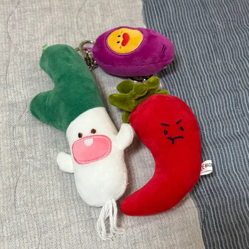 [BUNJANG] Cute Onion, Sweet Potato, and Red Chili Plush Keychains / [새상품 직거 각 2천원] 상당히 깜찍한 파 고구마 홍고추 인형 키링
