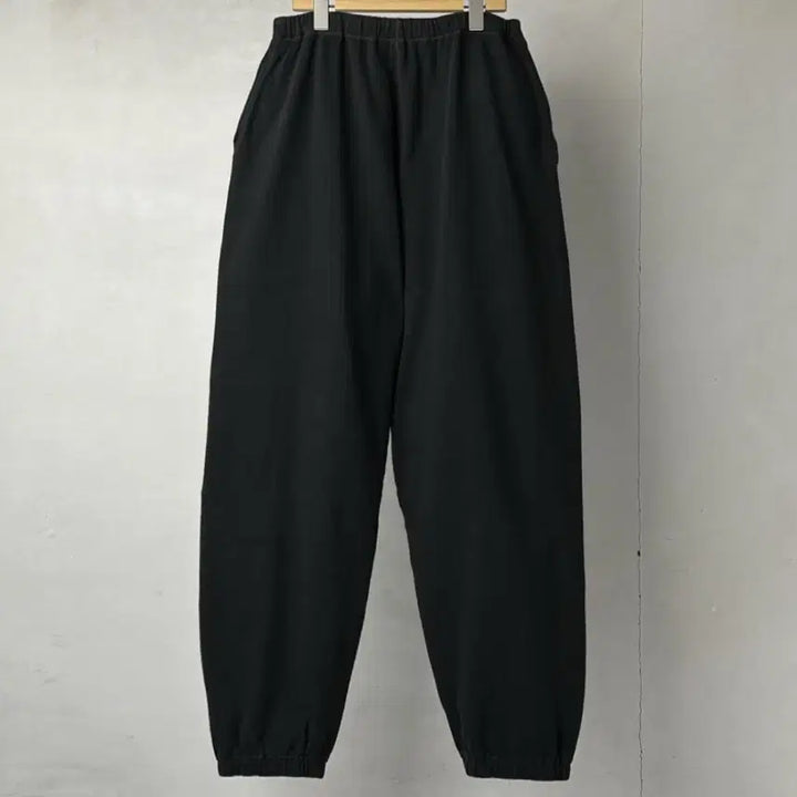 [BUNJANG] COMOLI Garment Dyed Sweatpants Fade Black / 코모리 가먼츠 다잉 스웻 팬츠 페이드블랙 2사이즈