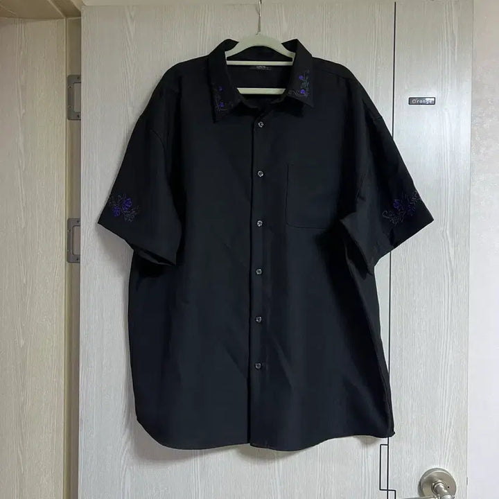 [SOLD OUT] 오버핏 자수 반팔셔츠