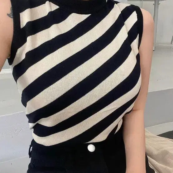 [BUNJANG] Diagonal Sleeveless Tank Top / 사선 민소매 나시