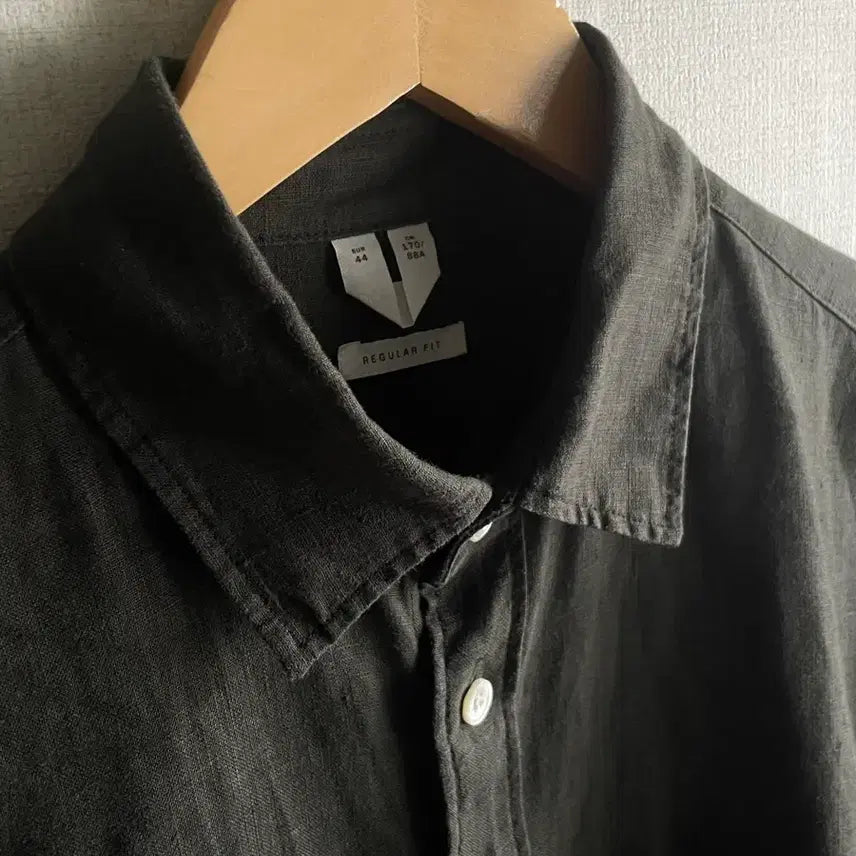 [SOLD OUT] 아르켓 레귤러핏 린넨 셔츠 다크올리브 44(100)
