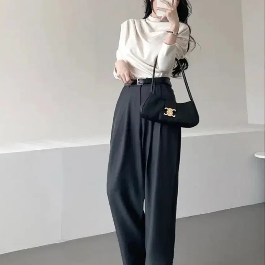[BUNJANG] GANADARAN Soft Fit Long Sleeve Shirring Blouse - Cream Beige / 가나다란 여리핏 긴팔 반목 셔링티 크림베이지