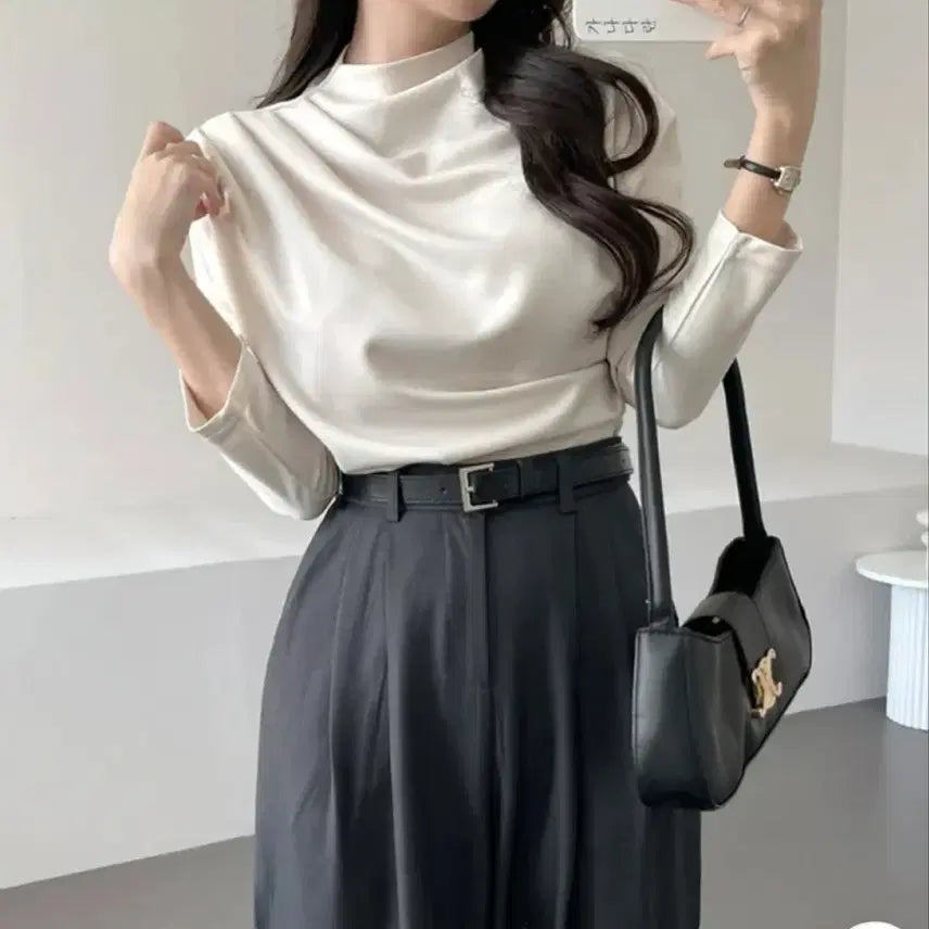 [BUNJANG] GANADARAN Soft Fit Long Sleeve Shirring Blouse - Cream Beige / 가나다란 여리핏 긴팔 반목 셔링티 크림베이지