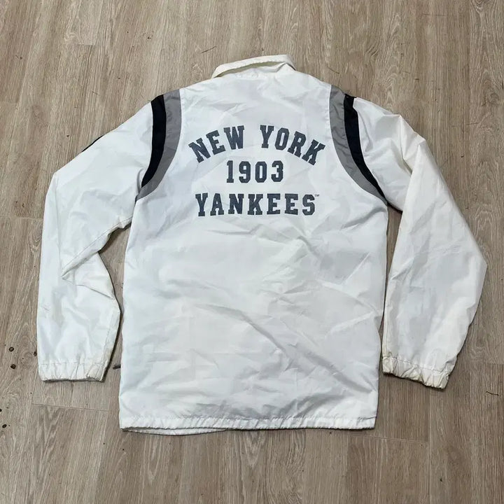 [BUNJANG] Uniqlo MLB New York Yankees Windbreaker Coach Jacket L/100 / 유니클로 MLB 뉴욕 양키스 바람막이 코치 자켓 L/100