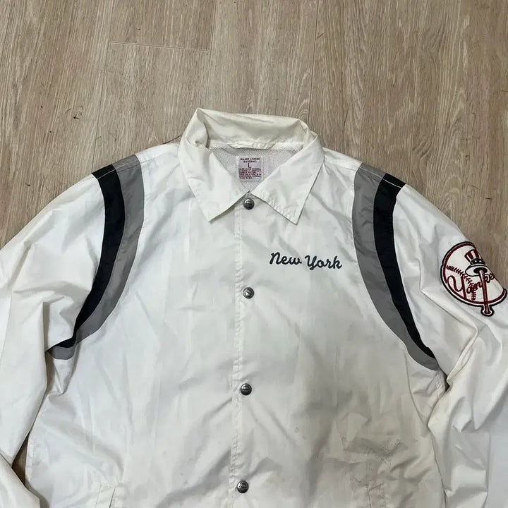 [BUNJANG] Uniqlo MLB New York Yankees Windbreaker Coach Jacket L/100 / 유니클로 MLB 뉴욕 양키스 바람막이 코치 자켓 L/100